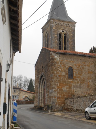 Eglise quelque part en Charente.JPG